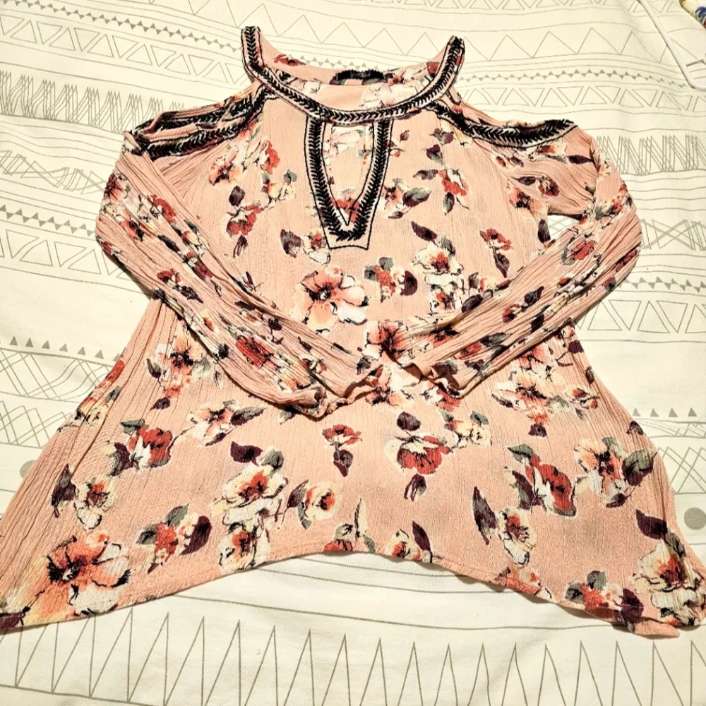 BKE Buckle pink flower top - Picture 1 of 4